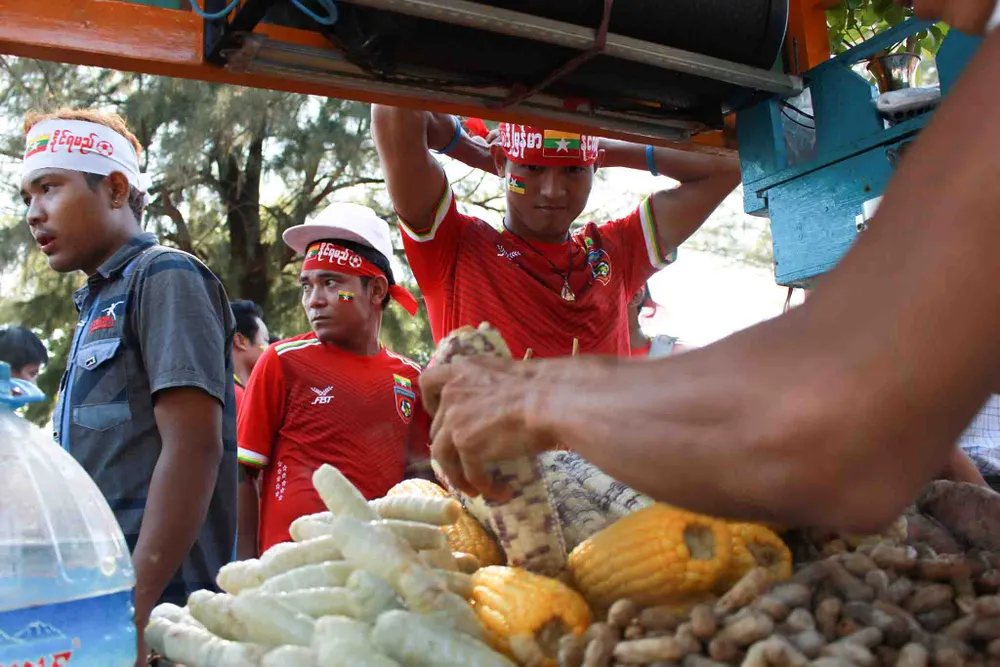 Hàng ngàn cổ động viên ùn ùn kéo về sân Thuwanna ảnh 8 Hàng ngàn cổ động viên ùn ùn kéo về sân Thuwanna ảnh 8